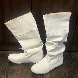 NWT NEW White Knee-High Slouchy Women's Boots in Vegan / Faux Leather - size 10